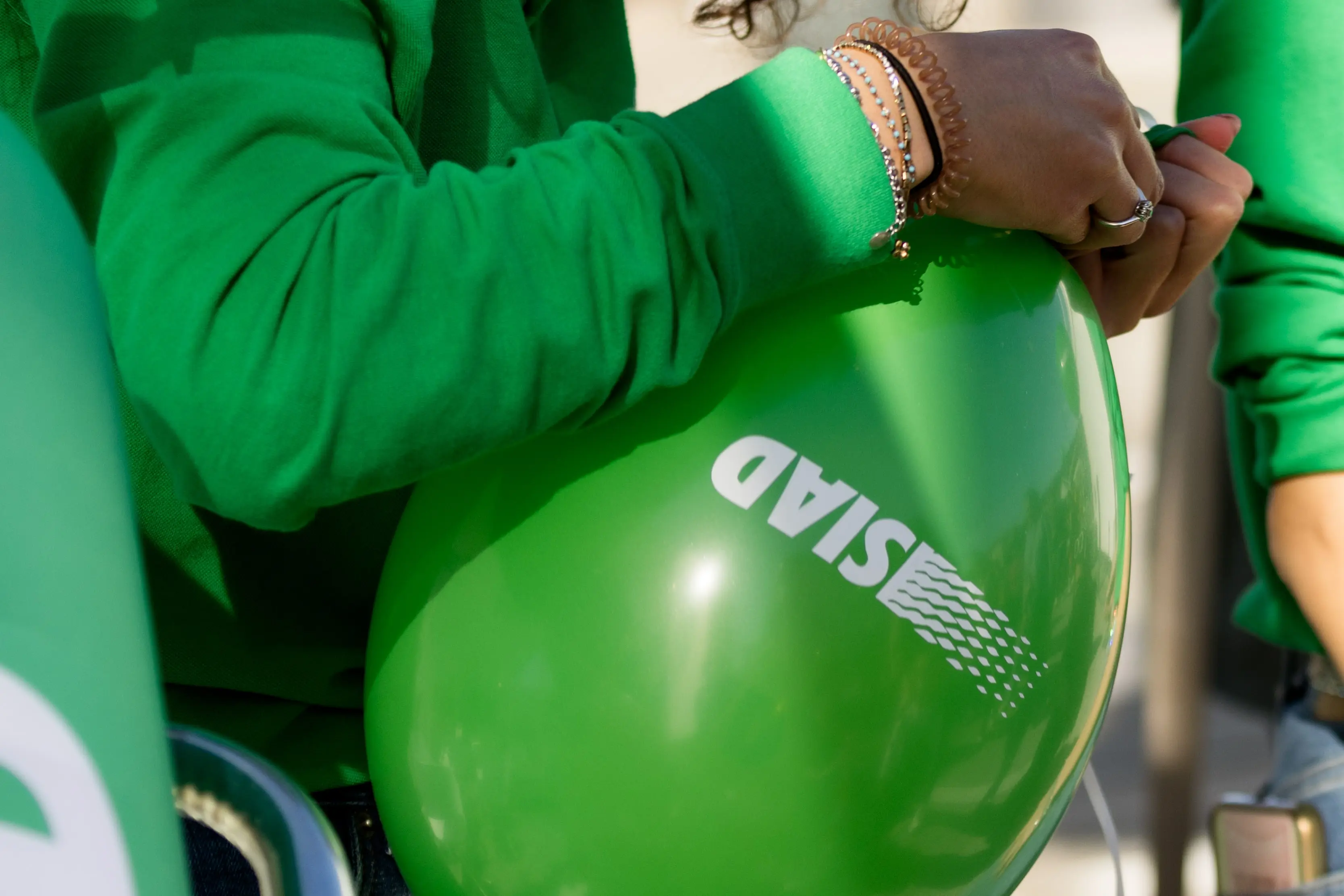 Green balloon with SIAD logo printed on it