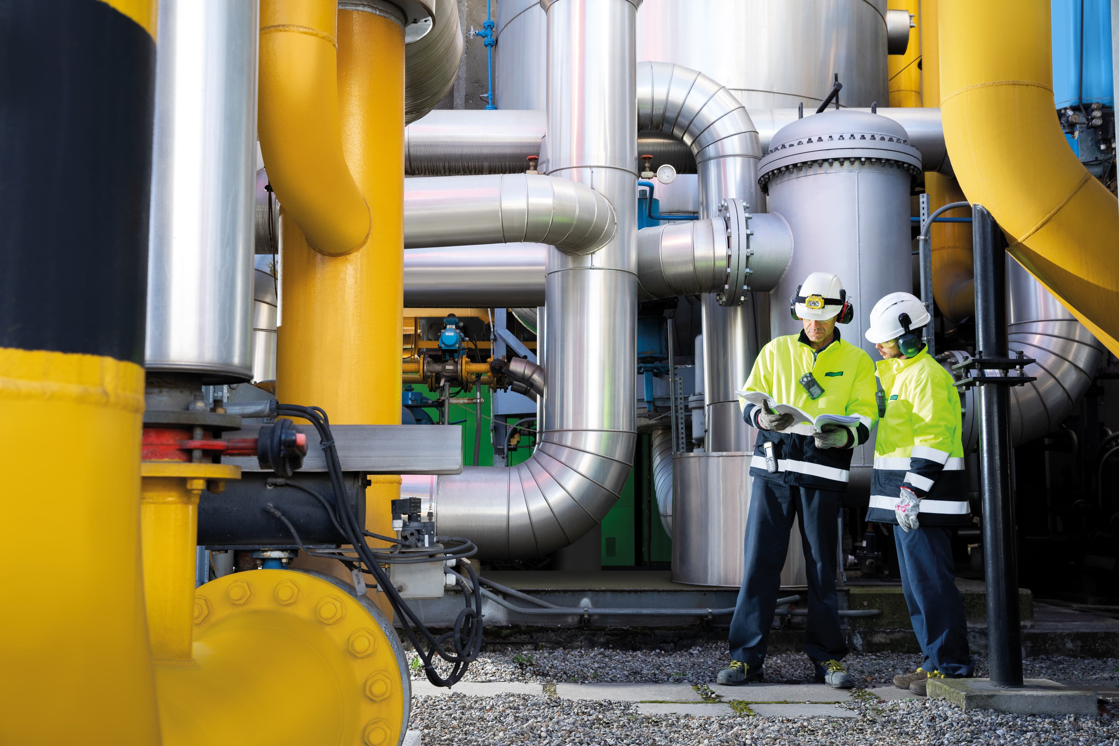 Engineers observing an industrial plant, highlighting technical expertise and operational safety.
