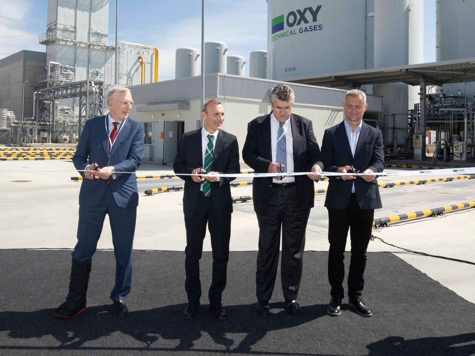 Ribbon-cutting ceremony at OXY Technical Gases plant with executives marking official opening